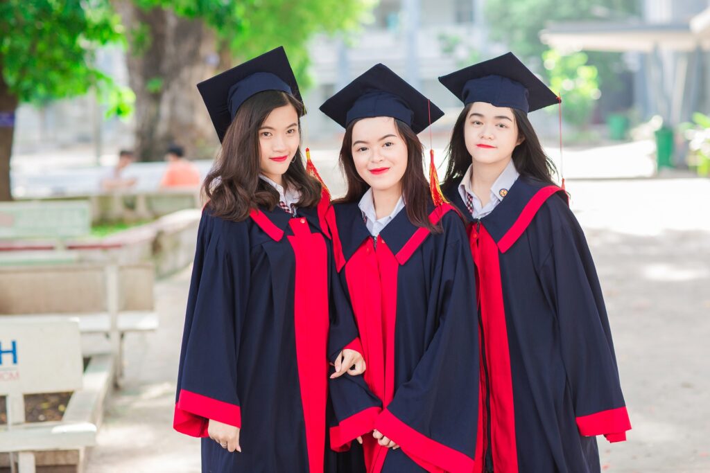 graduates_friend-g199f813a5_1920